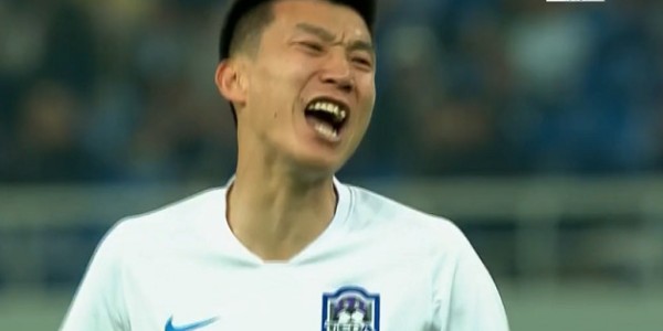 满冠体育登陆入口- 尤文后卫达尼洛低级失误送大礼  