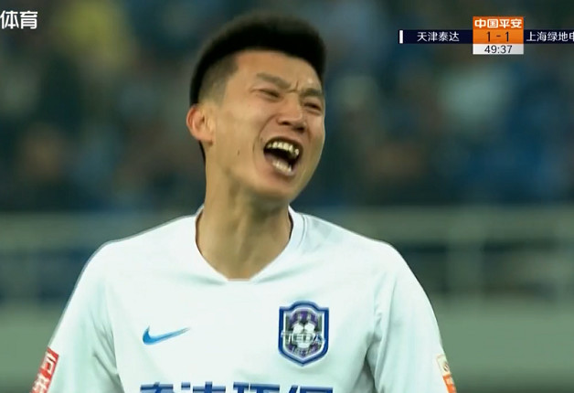  尤文后卫达尼洛低级失误送大礼  